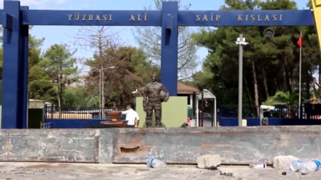 Fetö'nün Darbe Girişimi - Vatandaşlar 20. Zırhlı Tugay Komutanlığı Önünde Bekliyor