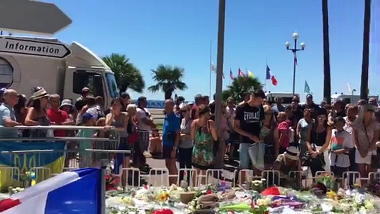 Les Niçois entonnent l'hymne de la ville, "Nissa la bella"