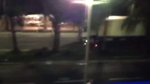 Les premières images du camion qui fonce dans la foule a Nice. -