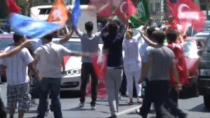 Emniyet Müdürlüğü Önünde Coşkulu Kalabalık