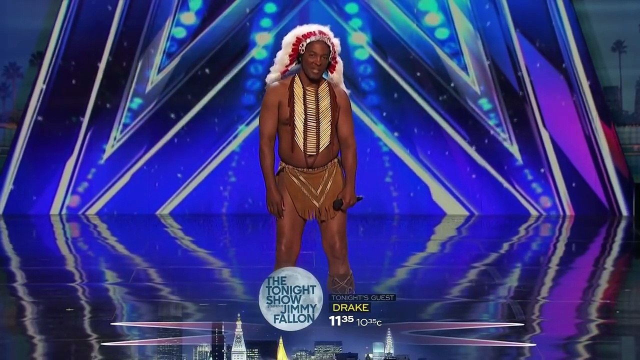 Ce candidat repart dans les coulisses juste avant le début de son numéro…A son retour tout le monde est en délire !