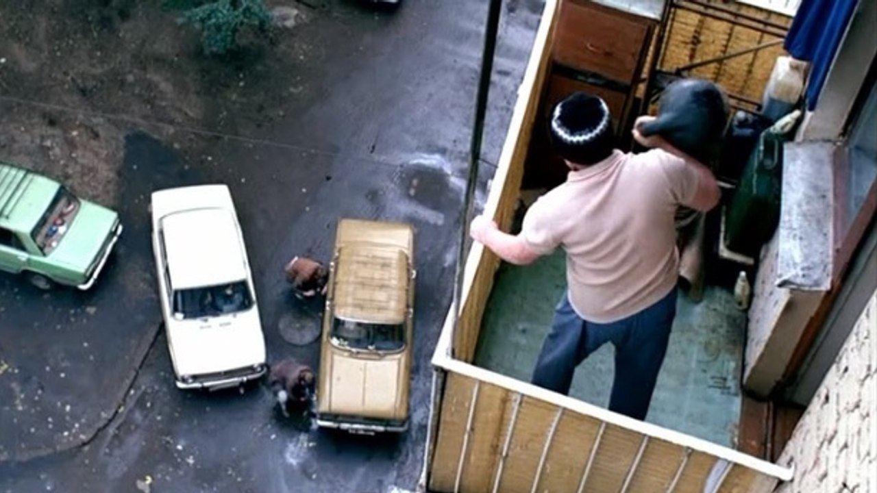 Дед скинул гирю на машину с балкона