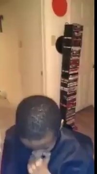 Une mère fait une blague à son fils et le traumatise à vie du coiffeur ! LOL