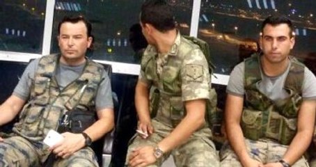 Darbeci Askerler Kulede Fotoğraf Çektirdi