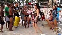 Când a început să DANSEZE, toată lumea de pe plajă a scos TELEFOANELE să o filmeze pe această dansatoare din Mexic.