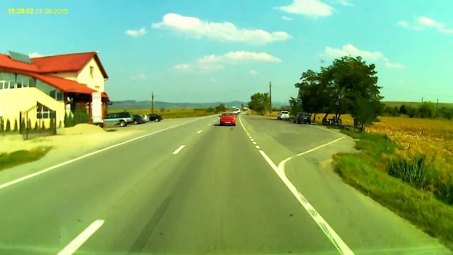 Acest șofer inconștient a pus viața în pericul a foarte multor persoane. Românii au fost îngroziți când l-au văzut cum c