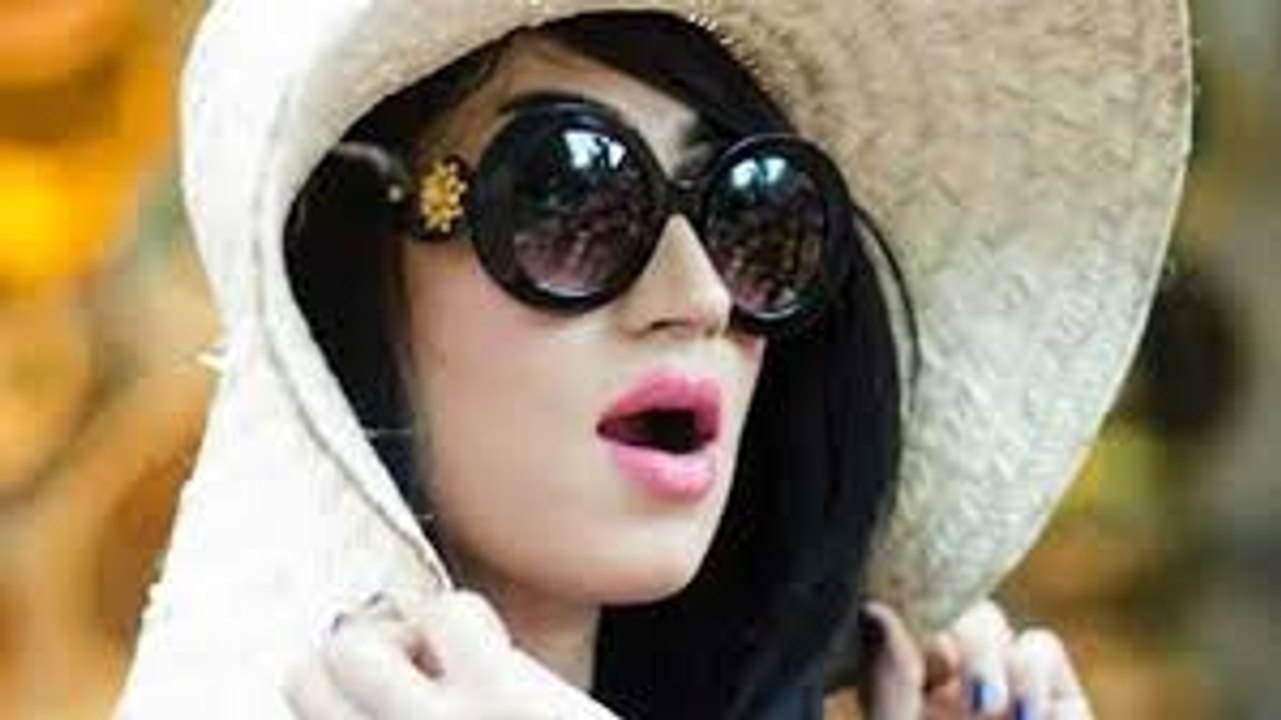 Live-Qandeel-Baloch-is-murdered-by-her-brother-Remarks-Mufti-Abdul-Qavi -