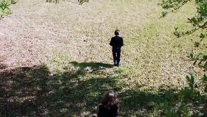 Garoto segura o telemovel durante um enterro!O motivo é chocante