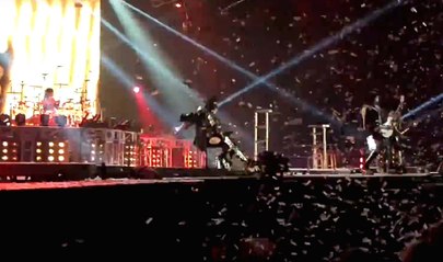 Gene Simmons from KISS : Falling on stage