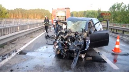 Sakarya Bahçe Duvarına Çarpan Kamyonet Takla Attı 1 Ölü, 1 Yaralı