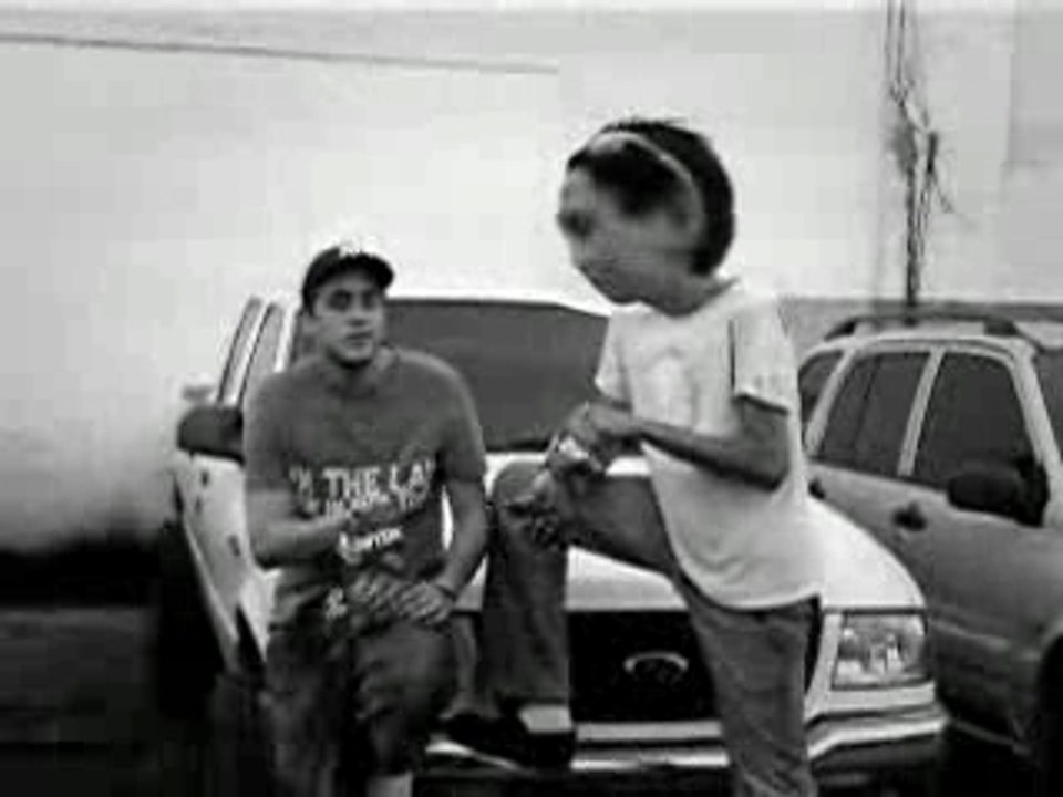 ALIEN COMIENDO DORITOS