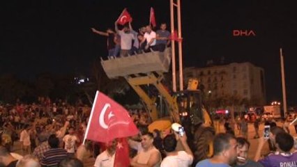 Taksim Meydanı'nda Coşkulu Kalabalık-2