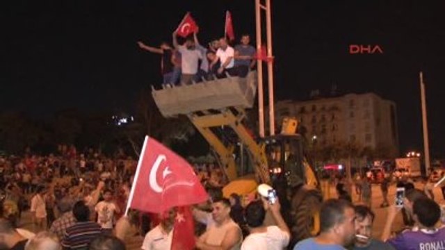 Taksim Meydanı'nda Coşkulu Kalabalık-2