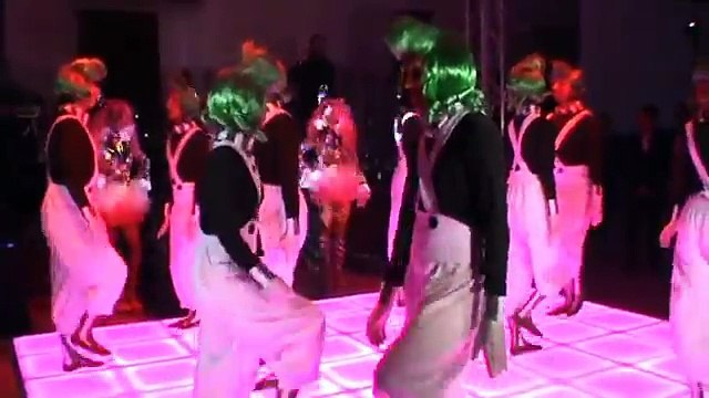 Rebecca 15 anos: Willy Wonka e Oompa Loompas em coreografia