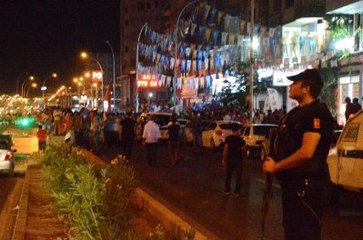 AK Parti İl Binasında Toplanan Partililere El Yapımı Patlayıcı Atıldı