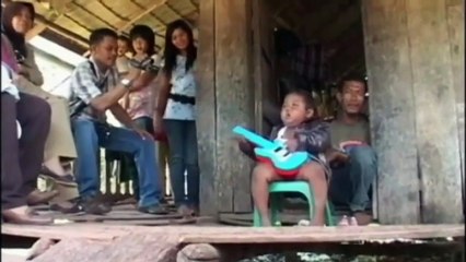 L'enfant qui était accro à la cigarette à 2 ans est maintenant victime d'une nouvelle addiction...