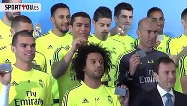 Cristiano Ronaldo bromea con los pelos de Marcelo en un evento del Real MadridCristiano Ronaldo tries to balance card