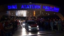 Atatürk Havalimanı Girişinde Darbe Girişimi Protesto Edildi