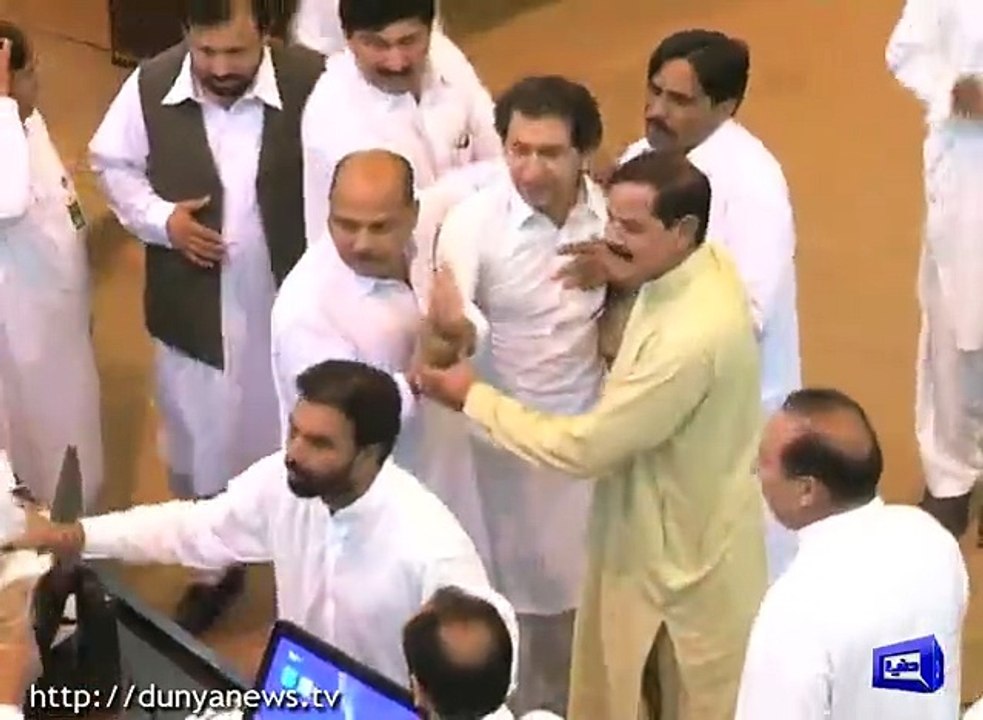 خیبرپختونخوا اسمبلی میں420 کے ا لفاظ استعمال کرنے پر سنئیر وزیر رکن اسمبلی سے گتھم گتھا ہو گئے اسمبلی ہال میدان جنگ بن گ