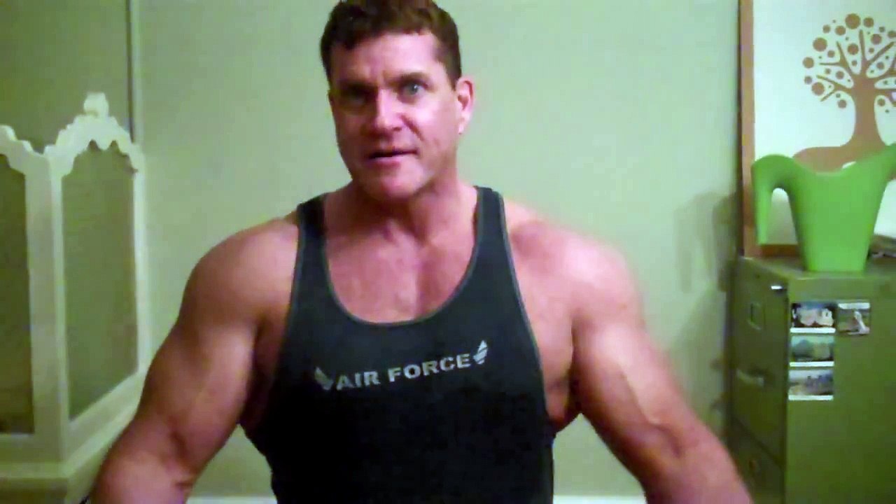 Muscle daddy shows you what a 20 inch arm looks like.