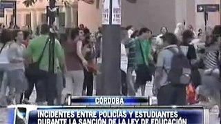 Brutal represión policial a estudiantes en Córdoba 15-12-2010