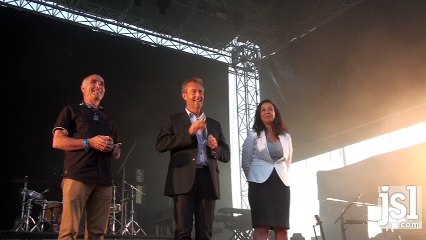 Emouvante minute de silence à Gueugnon avant le concert des Frero Delavega