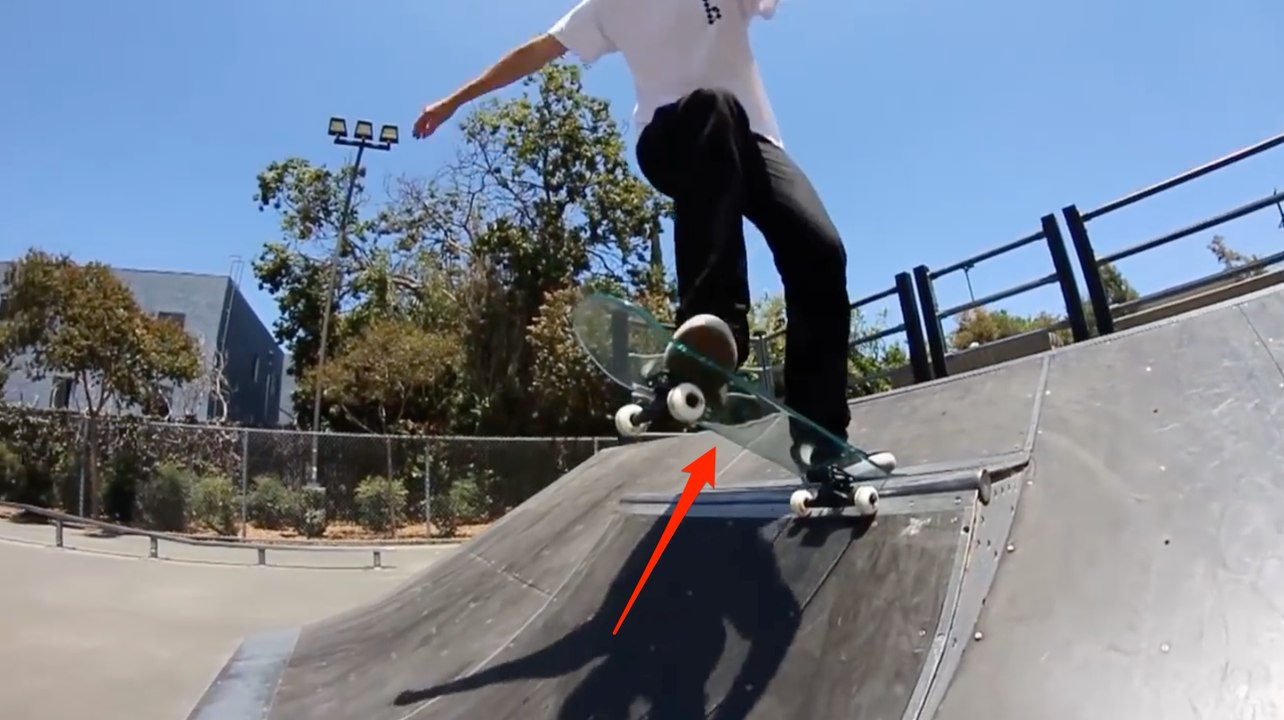 ZAP DU WEEK-END #469 : Un homme essaie un skateboard en verre et va le regretter !