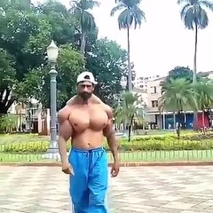 Muscu gonflé au synthol... C'est moche