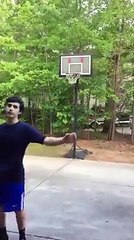 Il tente un trickshot en Basket... Pire trick jamais fait
