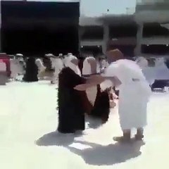 ﻣﻦ ﺍﺭﻭﻉ ﻣﺎ ﺭﺃﺕ ﻋﻴﻨﻲ ﻣﺎ ﺷﺎﺀ ﺍﻟﻠﻪﻳﻘﺒﻞ ﺭﺟﻞ ﺃﻣﻪ ﻭﻫﻮ ﻓﻲ ﺍﻷﺭﺑﻌﻴﻦ ﺳﻨﺔ ﻓﻲ ﻣﻜﺔ ﺍﻟﻤﻜﺮﻣﺔ ﺭﺑﻨﺎ ﻳﺒﺎﺭﻛﻠﻚ