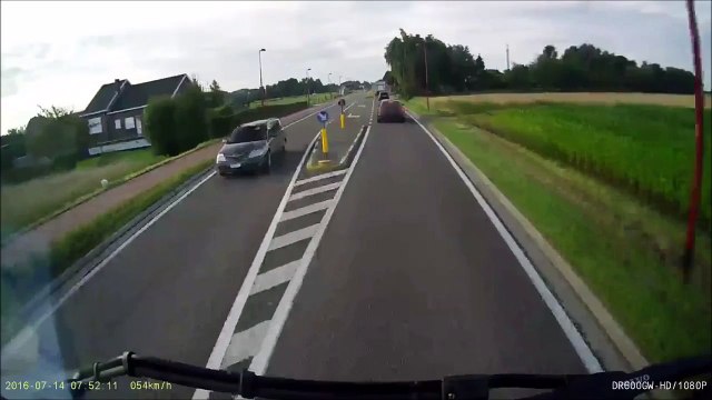 Un chauffeur débile se venge d'un camion... Dangereux!