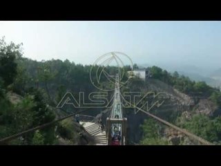 Kinë, testohet siguria e urës gjigande nga xhami