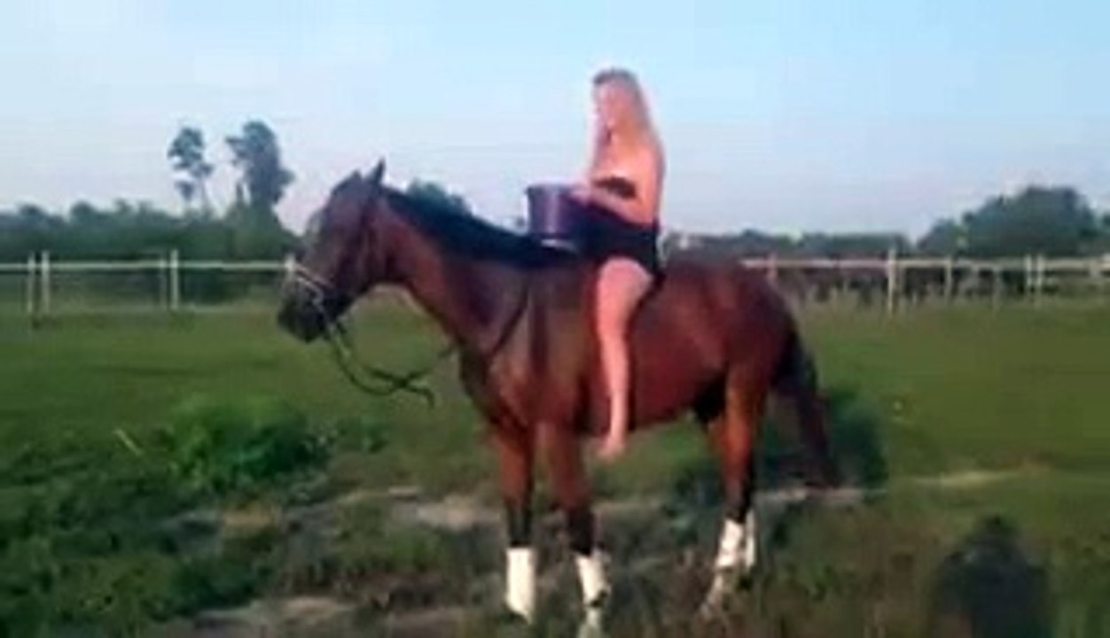 Mira lo que hace esta chica con este caballo