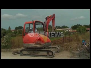 Ora News - Pastrohen kanalet vaditëse, fermerët e Zharrzës: Na përmbytnin dhe banesat