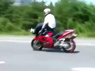 #Viral: Esto puede pasar cuando se hacen piruetas con la moto en el acceso