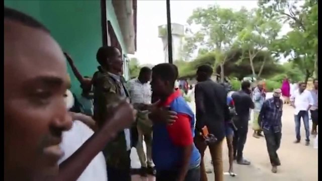 ISLAMIKET E AL SHABAB SULMOJNE NJE HOTEL NE SOMALI,VRASIN 5 NJEREZ,MARRIN DISA PENGJE LAJM