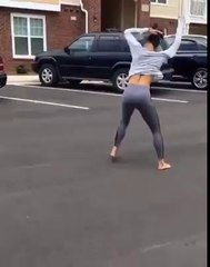 Trop Bizarre cette Fille!