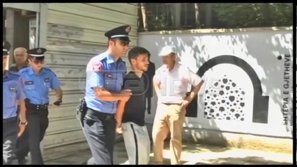 Ora News - I riu tenton të vetëhidhet nga godina përballë Kishës Ortodokse