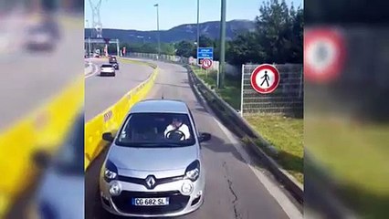 Une grand-mère essaie de prendre une autoroute à contresens
