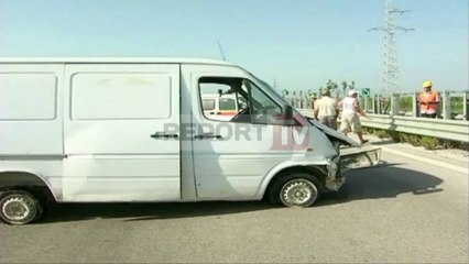 Report TV  - Aksidentohet në Vlorë furgoni i mallrave, 1 i vdekur, 7 të plagosur