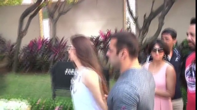 Salman Khan KISSES Ex Girlfriend Sangeeta Bijlani At Arpita Khan Baby Shower Event !!
