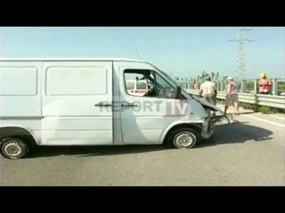 Report TV - Aksidentohet në Vlorë furgoni i mallrave, 1 i vdekur, 7 të plagosur