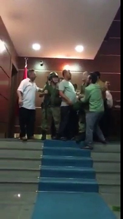 Valiliğe girmeye çalışan askerleri halk dışarı çıkardı!