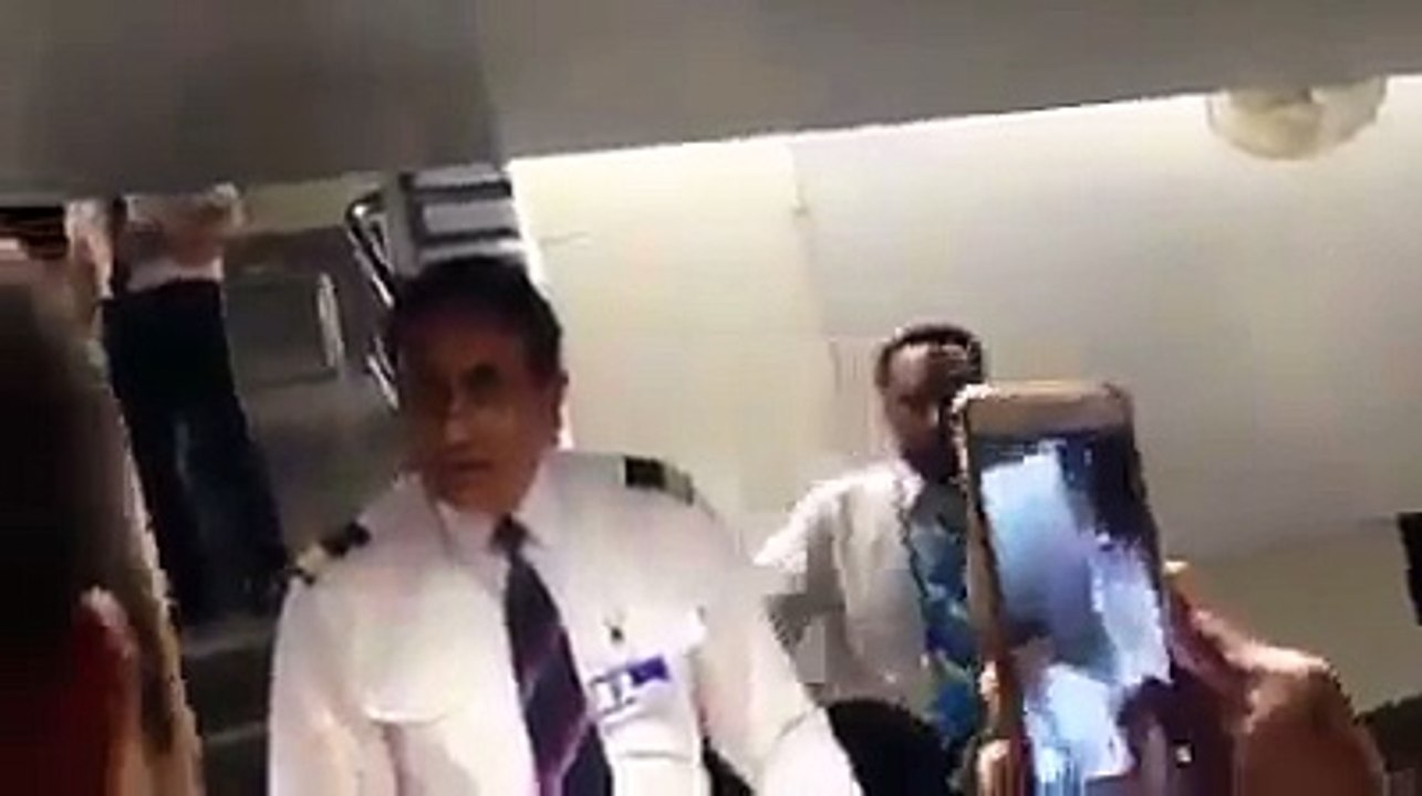 Passengers Protest Against PIA & Nawaz Sharif in London For Changing Time Schedule of Their Flight