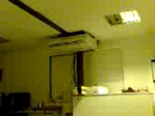 Jeu stupide ''Assis au plafond''