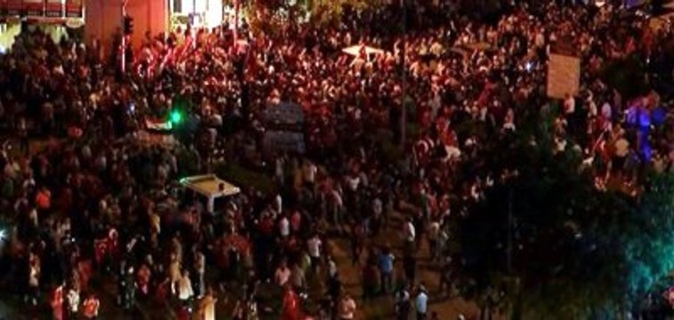 Bursa'da Kalabalığın Arasına Aracıyla Giren Sürücüyü, Polis Havaya Ateş Ederek Kurtardı