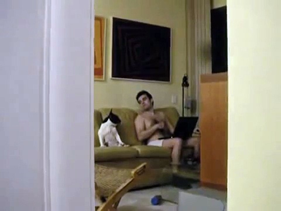 Un mari et son chien en rythme - vidéo drôle