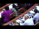 Report TV - Deputetja Mira Shehu, shpërndan  karamele pas votimit në Kuvend