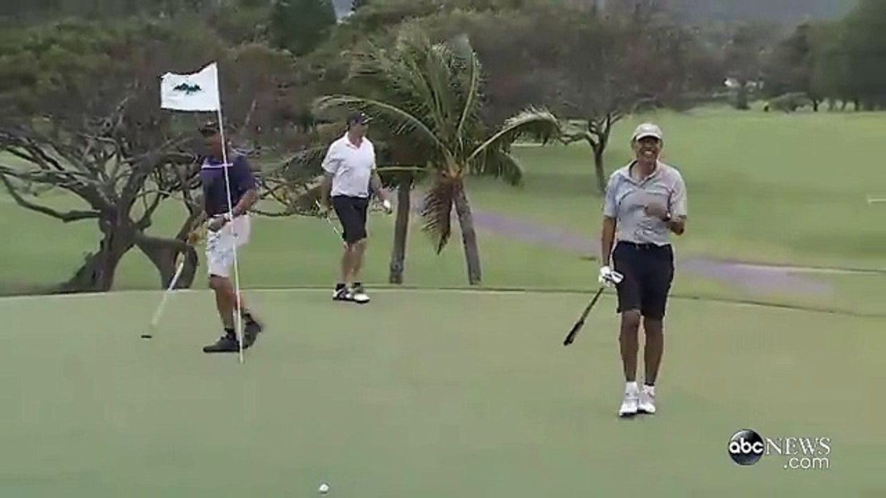 President Barack Obama sinks 40-foot chip shot on 18th hole while on Hawaiian vacation