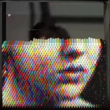 Un portrait fait de crayons de couleur